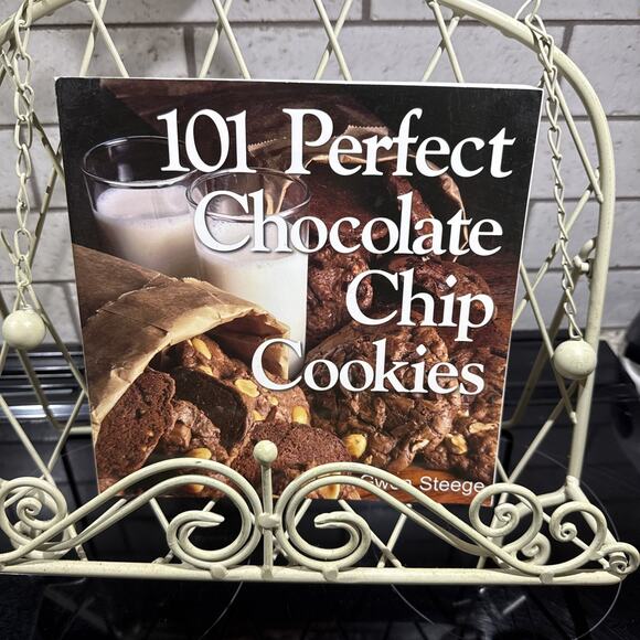 101 Perfect Chocolate Chip Cookies: 101 Melt-in-Your-Mouth Recipes by Gwen W. St - Picture 1 of 9